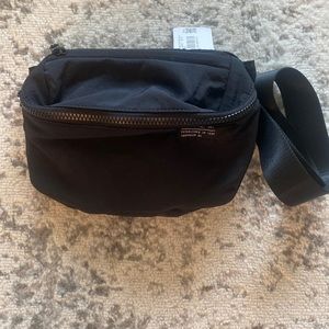 BRAND NEW WITH TAGS | Lululemon Clean Lines Belt Bag - Black